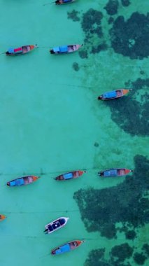 Koh Lipe Adası, Satun Tayland. Tropikal bir plajı ve turkuaz renkli okyanusu var. Ko Lipe sahilinde uzun kuyruklu tekneleri var.
