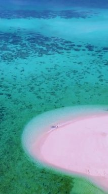 Koh Lipe Adası Satun Tayland 'daki kumsalda tropikal bir plaj ve turkuaz renkli bir okyanus. Ko Lipe 'in mavi okyanusunda kumsalda yürüyen bir çift kadın ve erkek.