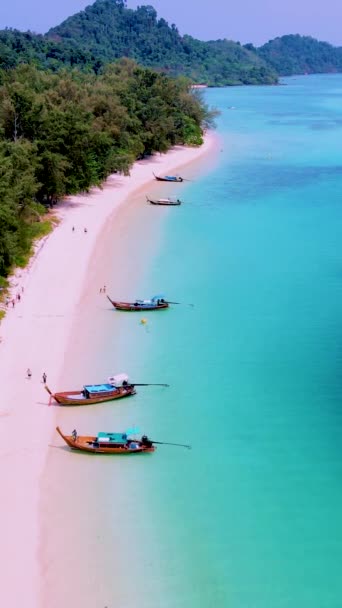 南タイのコクラダン島には長い尾のボートがあり 晴れた日にはターコイズブルーの海があり 世界一のビーチとして知られています — ストック動画