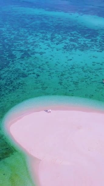 島の砂州熱帯のビーチとターコイズ色の海とサトゥンタイ島 コリペの青い海の砂州の上を歩いている男女のカップル — ストック動画