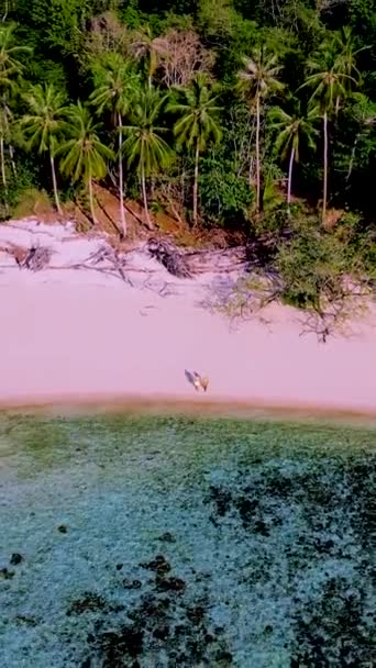 Kumsalda Güneşli Bir Günde Turkuaz Renkli Bir Okyanusla Koh Kradan — Stok video