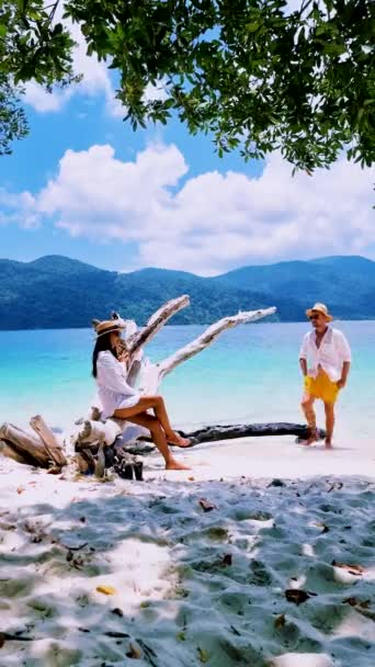 Para Mężczyzn Kobiet Plaży Island Park Narodowy Tarutao Prowincja Satun — Wideo stockowe