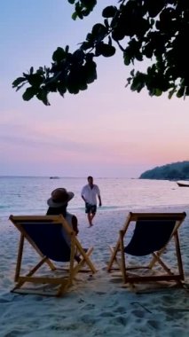 Koh Lipe Tayland sahilinde yürüyen bir çift kadın ve erkek.. 