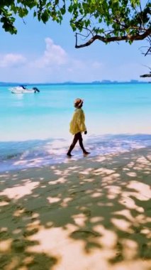 Tayland adası Koh Kradan Trang Güney Tayland sahilinde yürüyen kadınlar. Tayland 'da tatilde olan çift.