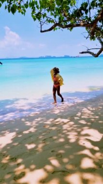 Tayland adası Koh Kradan Trang Güney Tayland sahilinde yürüyen kadınlar. Tayland 'da tatilde olan çift.