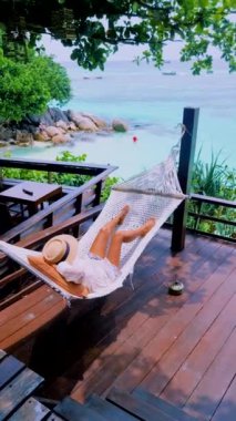 Koh Lipe Tayland 'da tatilde olan kadınlar yazın güneşli bir günde Koh Lipe Tayland' ın mercan kayalıklarında bir kumsalda yürüyorlar.