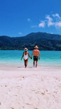 Koh Lipe Tayland sahilinde yürüyen bir çift kadın ve erkek.. 