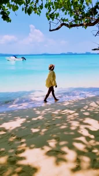Ženy Kráčející Pláži Thajského Ostrova Koh Kradan Trang Jižní Thajsko — Stock video