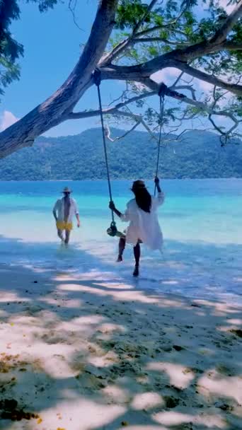 Pár Mužů Žen Houpačkou Pláži Národním Parku Island Tarutao Provincie — Stock video