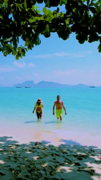 Pareja Hombres Mujeres Caminando Playa Koh Lipe Tailandia — Vídeo de stock