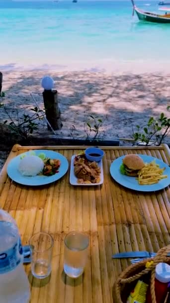 Mittagessen Strand Mit Thailändischem Essen Und Hamburger Mit Pommes Tropischer — Stockvideo