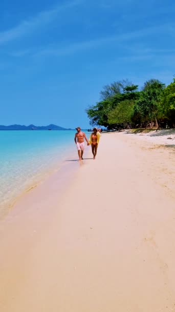 Par Hombres Mujeres Playa Koh Kradan Island Tailandia Con Océano — Vídeos de Stock