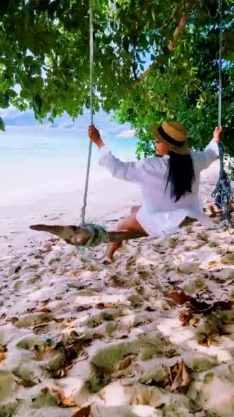 Ženy Dovolené Koh Lipe Thajsko Sedí Houpačce Pláži Pod Stromem — Stock video