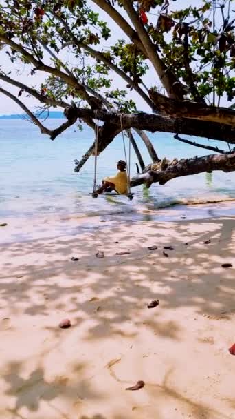 Mulheres Balanço Praia Ilha Tailandesa Koh Kradan Trang Sul Tailândia — Vídeo de Stock