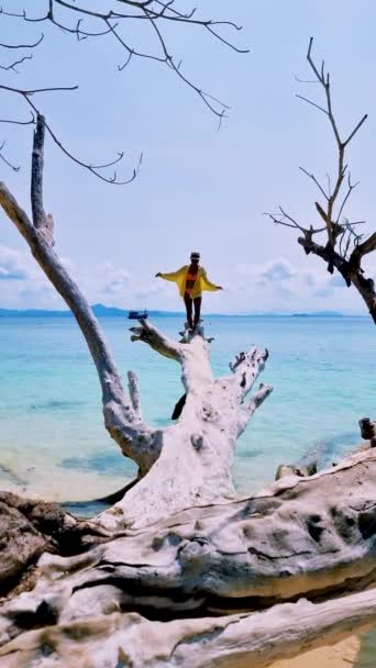 Mulheres Andando Praia Ilha Tailandesa Koh Kradan Trang Sul Tailândia — Vídeo de Stock