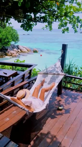 Vrouwen Vakantie Koh Lipe Thailand Wandelen Een Zandbank Oceaan Bij — Stockvideo