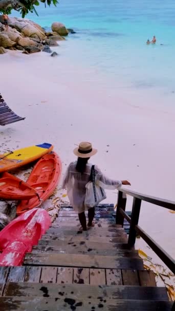 Nők Nyaralni Koh Lipe Thaiföld Séta Homokparton Óceánban Korallzátony Koh — Stock videók