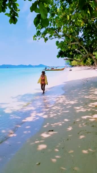 남부의 해변을 여성들 태국에서 휴가를 보내고 — 비디오