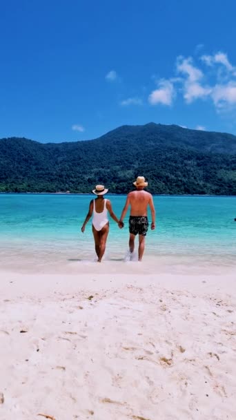 タイのコリペの海岸を歩いている男女のカップル — ストック動画