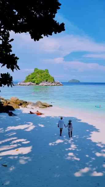Paar Männer Und Frauen Spazieren Strand Von Koh Lipe Thailand — Stockvideo
