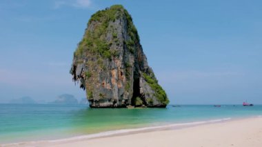 Railay Beach Krabi Tayland, Tayland 'da geleneksel uzun bir teknesi olan Railay Krabi' nin tropikal plajı.. 