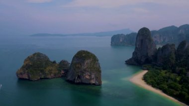 Railay Plajı Krabi Tayland, Railay Krabi 'nin tropikal plajı, bulutlu bir günde Tayland' da huzurlu bir Railay Kumsalı 'nın insansız hava aracının panoramik manzarası.