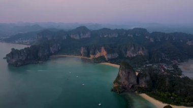 Railay Beach Krabi Tayland, Railay Krabi 'nin tropikal plajı..