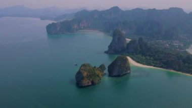 Railay Beach Krabi Tayland, Railay Krabi 'nin tropikal plajı, Panoramik manzara Tayland' da sabah bulutlu bir gökyüzü olan huzurlu Railay Railay Kumsalı 'ndan.