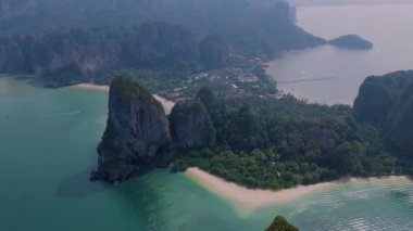 Railay Beach Krabi Tayland, Railay Krabi 'nin tropikal plajı, Panoramik manzara Tayland' da sabah bulutlu bir gökyüzü olan huzurlu Railay Railay Kumsalı 'ndan.