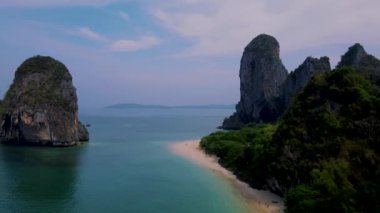Railay Plajı Krabi Tayland, Railay Krabi 'nin tropikal plajı, bulutlu bir günde Tayland' da huzurlu bir Railay Kumsalı 'nın insansız hava aracının panoramik manzarası.