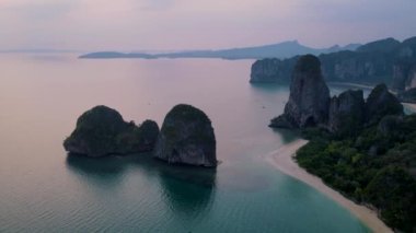 Railay Beach Krabi Tayland, Railay Krabi 'nin tropikal plajı..