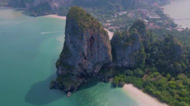 Railay Plajı Krabi Tayland, Railay Krabi 'nin tropikal plajı, Panoramik manzara Tayland' da gün batımında raileylerin raiplek kumsalı.