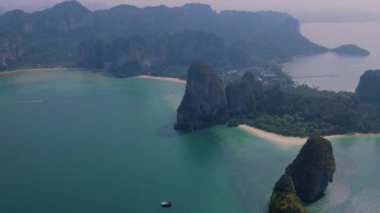 Railay Plajı Krabi Tayland, Railay Krabi 'nin tropikal plajı, bulutlu bir günde Tayland' da huzurlu bir Railay Kumsalı 'nın insansız hava aracının panoramik manzarası.