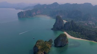 Railay Plajı Krabi Tayland, Railay Krabi 'nin tropikal plajı, Panoramik manzara Tayland' da gün batımında raileylerin raiplek kumsalı.