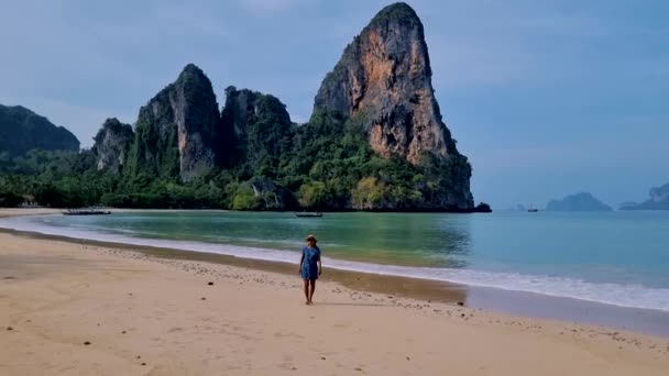 Mujeres Asiáticas Caminando Railay Beach Krabi Tailandia Playa Tropical Railay — Vídeos de Stock