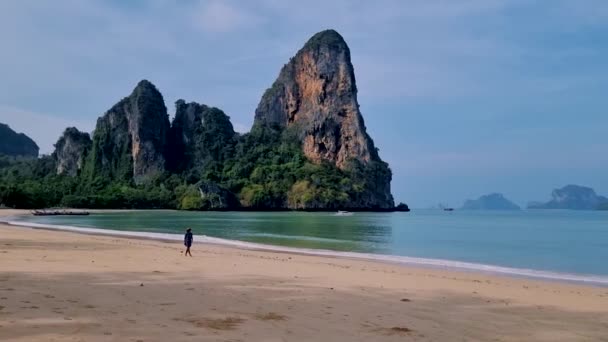 Frauen Spazieren Railay Beach Krabi Thailand Dem Tropischen Strand Von — Stockvideo