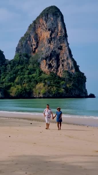 Railay Beach Krabi Tailândia Praia Tropical Railay Krabi Par Homens — Vídeo de Stock