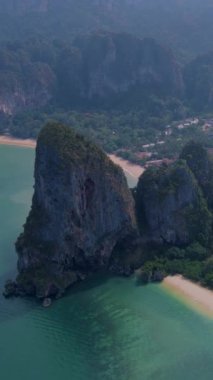 Railay Beach Krabi Tayland, Railay Krabi 'nin tropikal plajı, Railay Krabi' nin insansız hava aracının manzarası. 