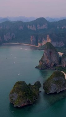 Railay Beach Krabi Tayland, Railay Krabi 'nin tropikal plajı., 