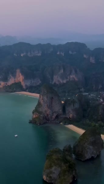 泰国克拉比铁路海滩 克拉比铁路的热带海滩 日落时从田园诗般的铁路海滩俯瞰全景 — 图库视频影像