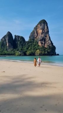 Railay Beach Krabi Tayland, Railay Krabi 'nin tropikal plajı, kumsalda bir çift kadın ve erkek, Tayland' da huzurlu bir Railay Kumsalı manzarası. 