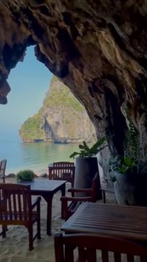 Bir yaz günü, Railay Beach Krabi Tayland 'daki Grotto restoranı.