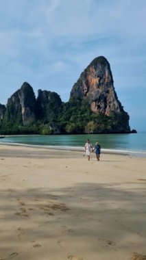 Railay Beach Krabi Tayland, Railay Krabi 'nin tropikal plajı, kumsalda bir çift kadın ve erkek, Tayland' da huzurlu bir Railay Kumsalı manzarası. 