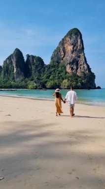 Railay Beach Krabi Tayland, Railay Krabi 'nin tropikal plajı, plajda bir çift kadın ve erkek, Tayland' da huzurlu bir Railay Sahili manzarası. 