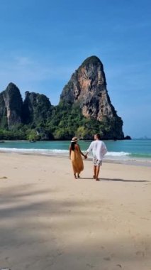 Railay Beach Krabi Tayland, Railay Krabi 'nin tropikal plajı, kumsalda bir çift kadın ve erkek, Tayland' da huzurlu bir Railay Kumsalı manzarası. 