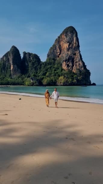 泰国克拉比铁路海滩 克拉比铁路的热带海滩 海滩上的一对男女 泰国田园诗般的铁路海滩全景 — 图库视频影像