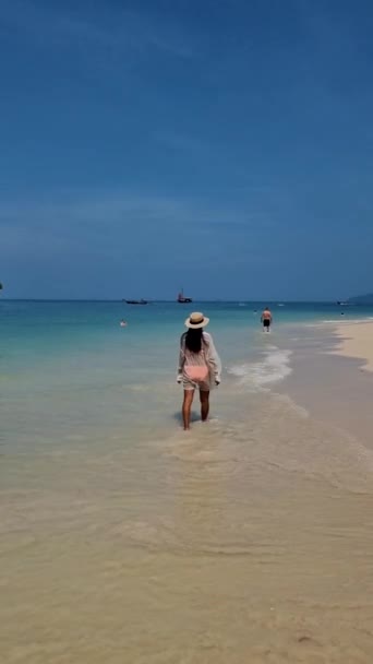 Mulheres Andando Railay Beach Krabi Tailândia Praia Tropical Railay Krabi — Vídeo de Stock