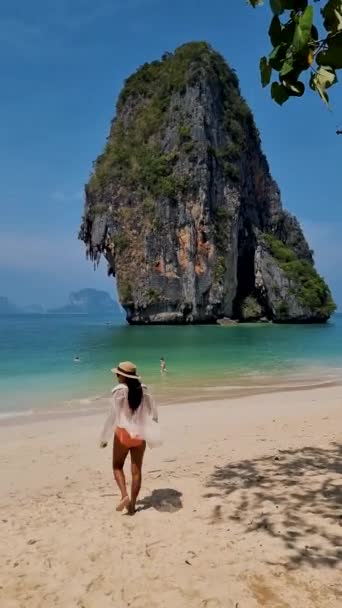 Kobiety Spacerujące Railay Beach Krabi Tajlandia Tropikalna Plaża Railay Krabi — Wideo stockowe
