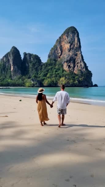 鉄道ビーチクラビタイ 鉄道の熱帯ビーチクラビ ビーチでの男女のカップル タイの牧歌的な鉄道ビーチの景色 — ストック動画