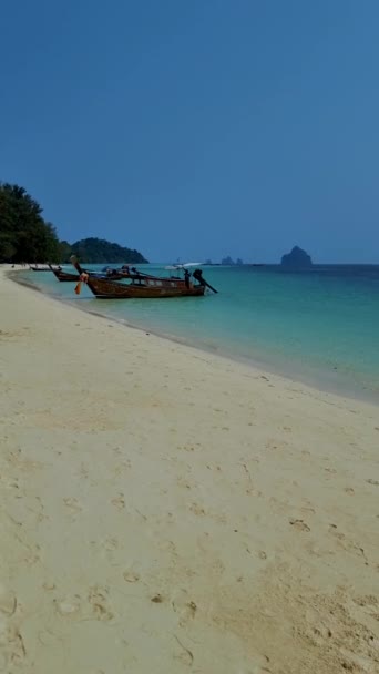 Koh Kradan Island Jižní Thajsko Dlouhými Ocasy Lodí Pláži Turqouse — Stock video